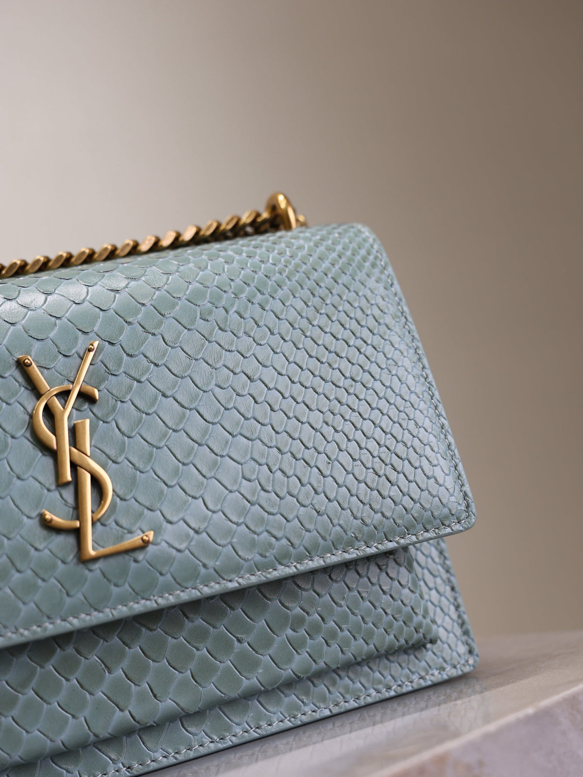 YSL 25S SUNSET MEDIUM 22 IN LIGHT BLUE CROCODILE-EMBOSSED CALFSKIN GOLD HARDWRE