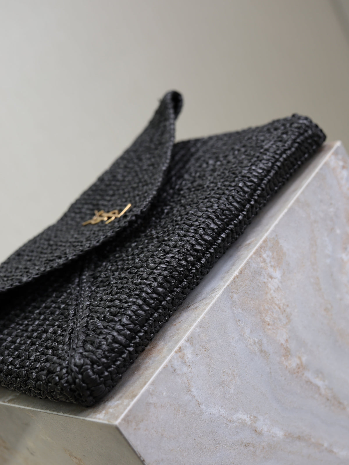 YSL 25S CASSANDRE LARGE ENVELOPE POUCH 29 IN BLACK RAFFIA GOLD HARDWARE