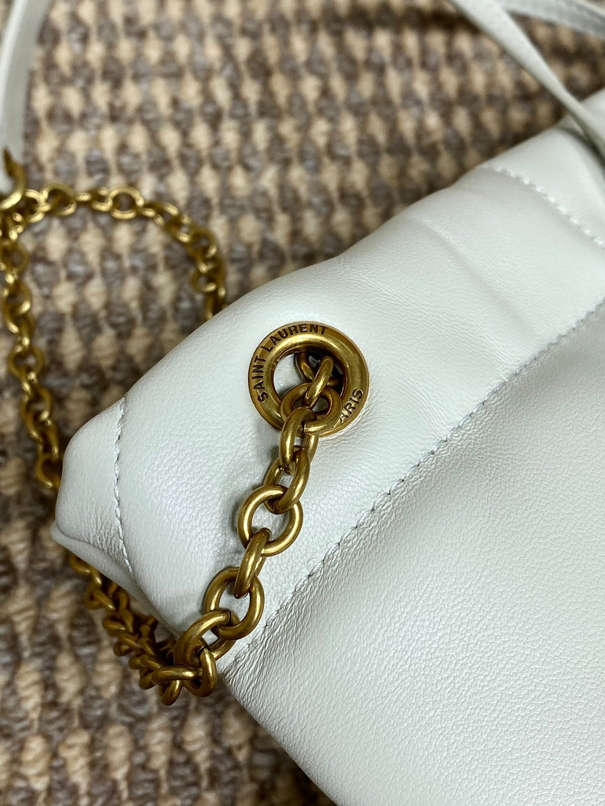 DRAWSTRING CHAIN STRAP SHOULDER BAG 39 IN WHITE QUILTED CALFSKIN